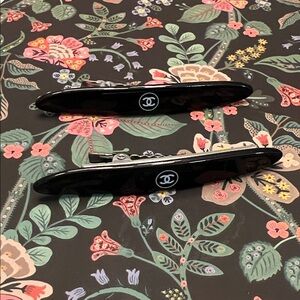 CHANEL Black white  Hair Barrettes clips new set of 2